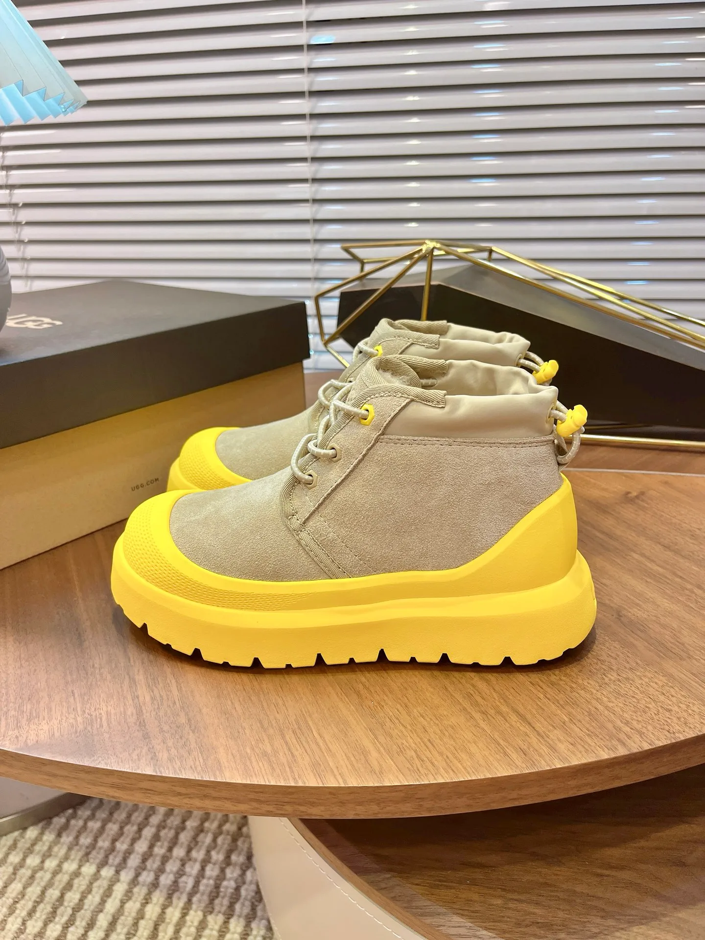 【UGG】 P: 560💰 Couple shoes Size: Women’s size 35-40 / Men’s size 40-44 UGG Tasman Weather Hybrid slip-on snow boots👢 Wang Yibo's same style 👏 adds a large orange sole to the classic Tasman shoe style, functional color contrast design, environmentally friendly waterproof and snowproof material, which has both fashionable and functional attributes. At the same time, it is paired with the new UGG furry shoes Keen's furry color-blocking jacket. Bright orange and maroon collide to create a new light outdoor style and open up a new travel experience in early autumn! Using the best materials, the 17mm fur integrated surface is warmer and breathable, and the outsole is upgraded to a lightweight and wear-resistant light wing technology outsole!